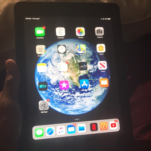 iPad Air, flawless with a complete otter box. - Picture 3 of 4